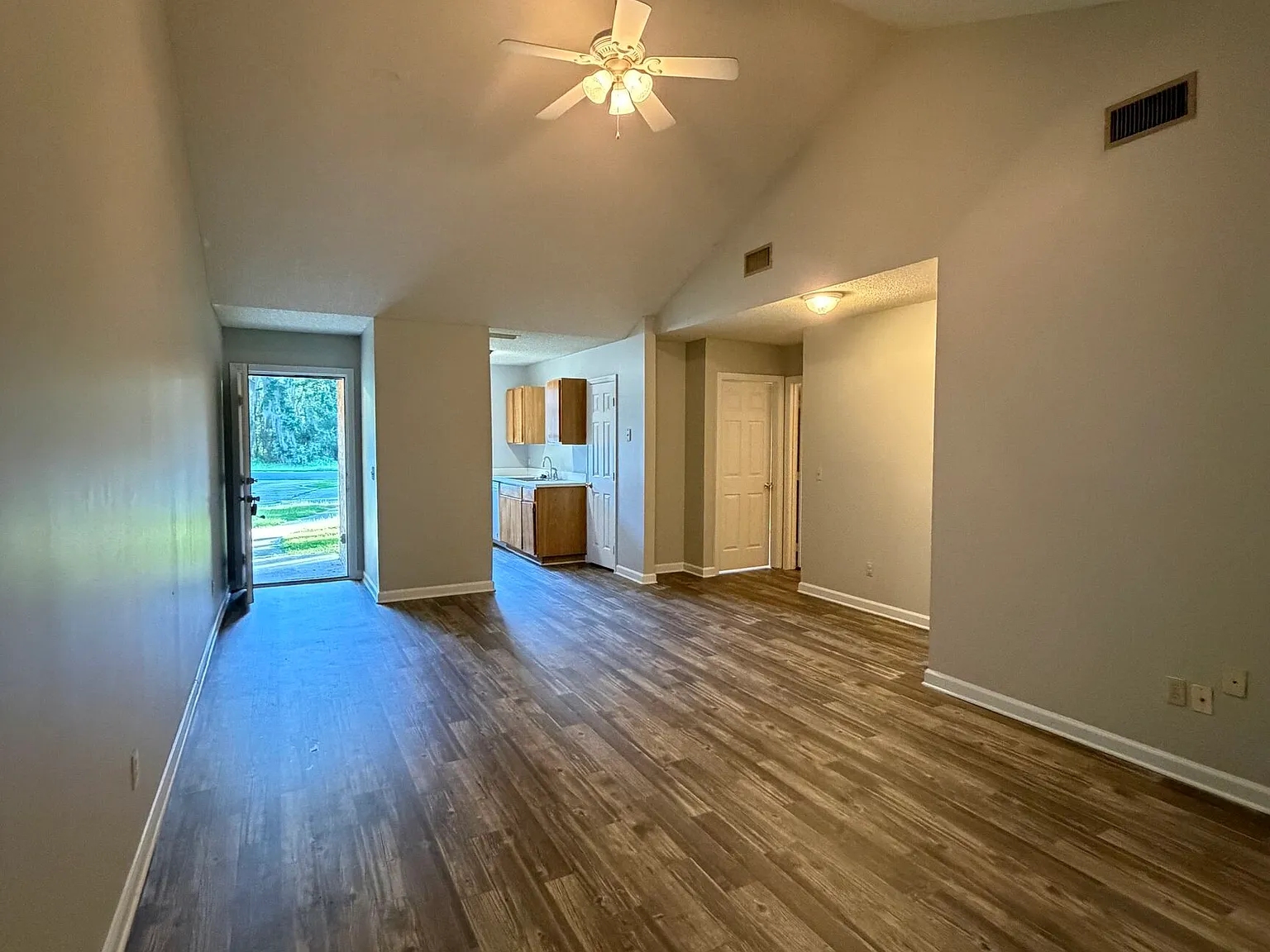 2 bed, 2.0 bath, 905 sqft, $1,200 — Photo 4