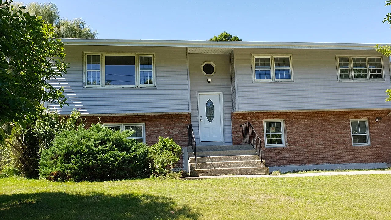 4 bed, 2500 sqft, $3,695 — Photo 2
