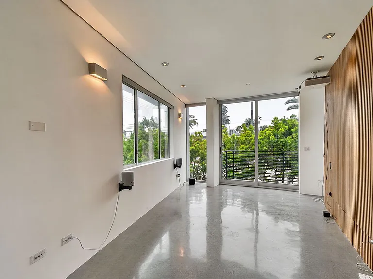 404 Grand Blvd — Photo 24