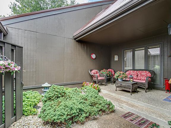 3rd image of 404B Manor Dr