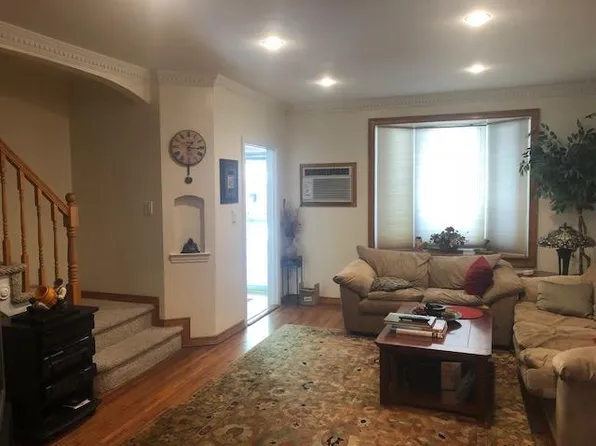 14226 61st Rd, Flushing, NY 11367