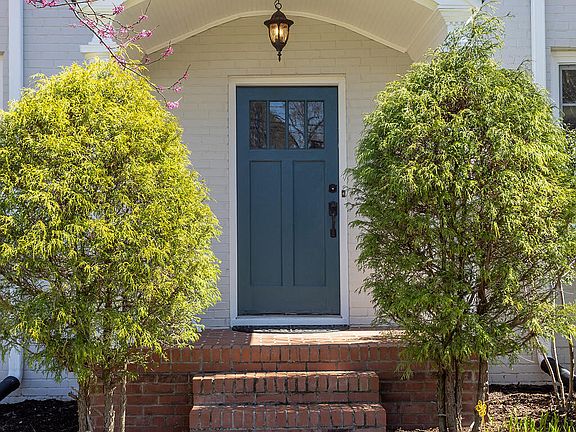 3rd image of 1010 Rosehill Ave