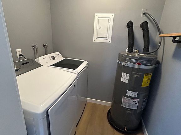 3rd image of 137 Hawthorn Ave APT A