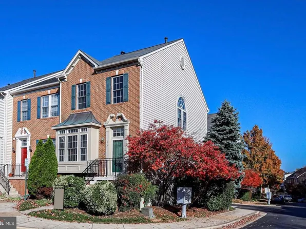 945 Harrison Cir, Alexandria, VA 22304