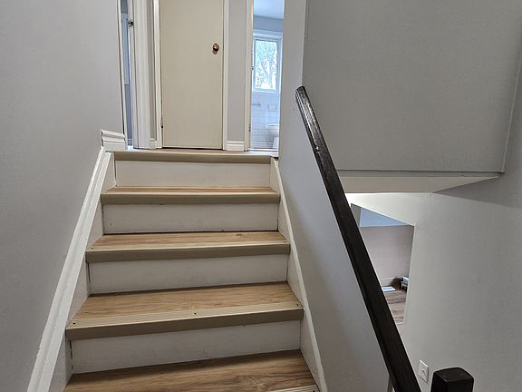 2nd image of 12 Pearl Cres Unit 3