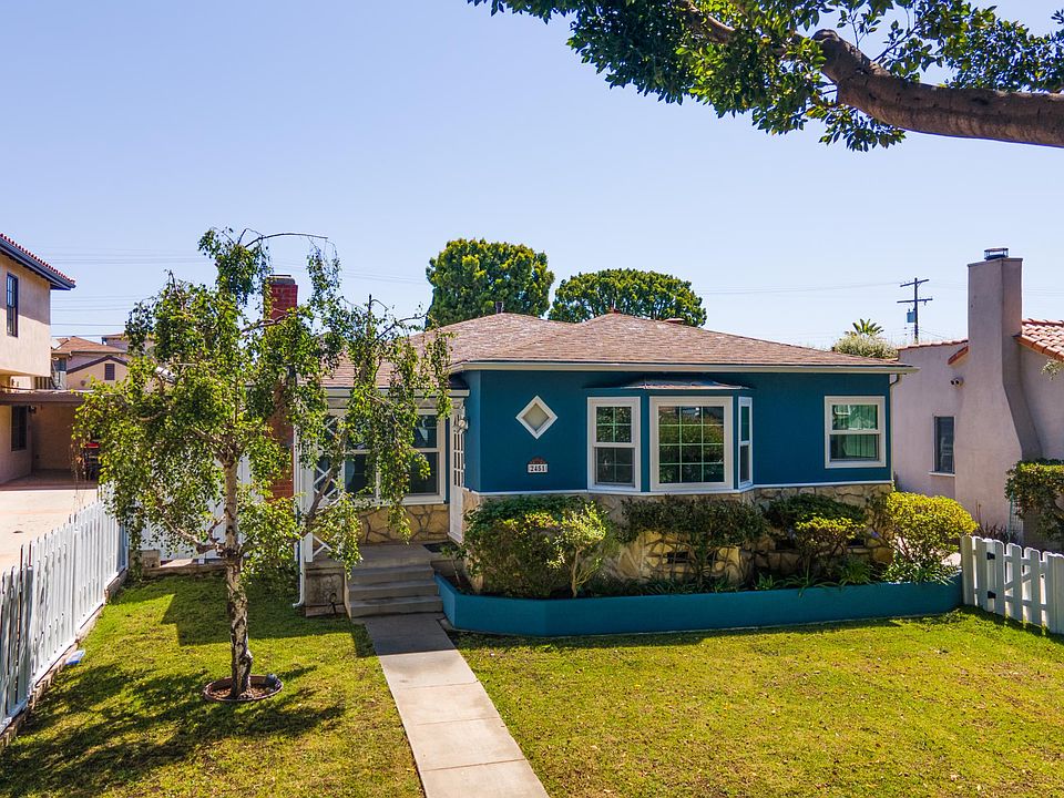 Front of house with fenced in yard