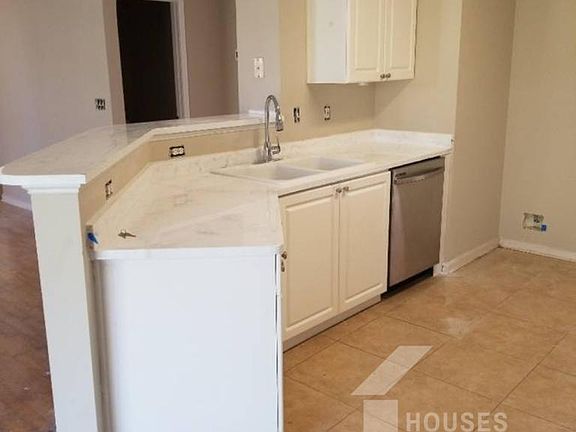5th image of 210 Stapleford Park Dr