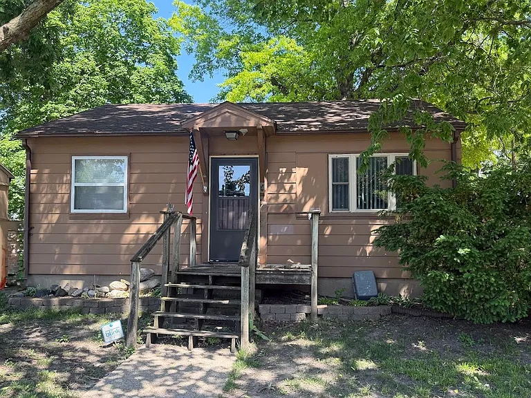 106 S Maple Ave — Photo 1