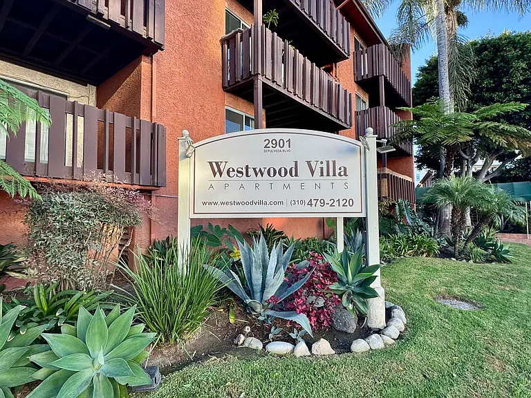 Westwood Villa — Photo 1