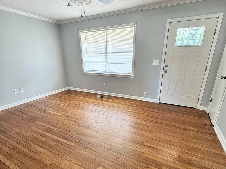 304 Azalea Dr — Photo 2