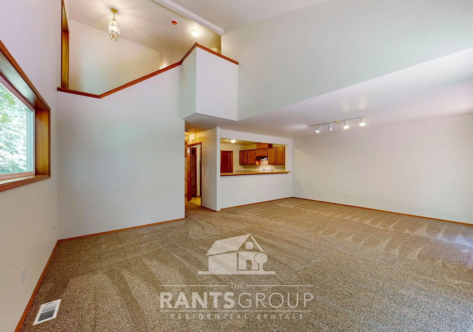 3-bedroom duplex unit near downtown, spacious, private, great schools. — Photo 4