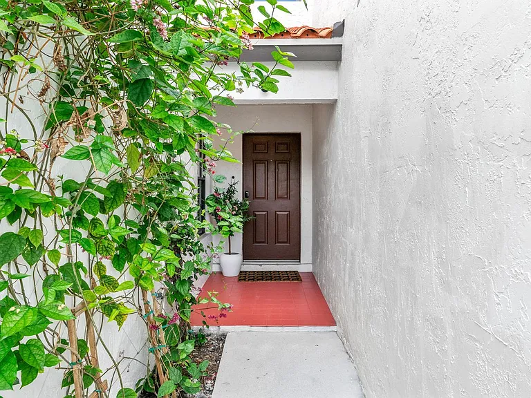13549 Fountain View Blvd — Photo 3