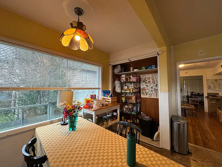 5 Bed 1.5 Bath in Fairhaven Close to Everything On a Bus Line — Photo 21