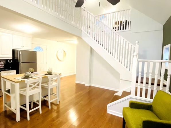 3 Leslie St #L