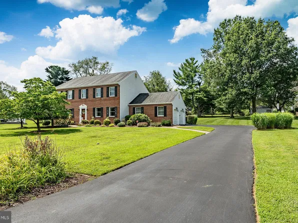 3 Rolling Heights Ln, Chester Heights, PA 19017