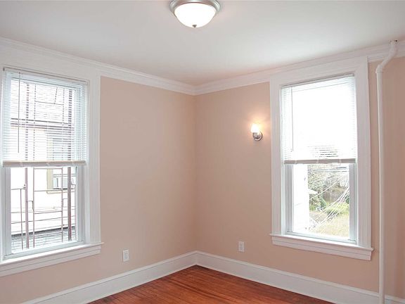 5th image of 253 Sea Cliff Ave APT 1