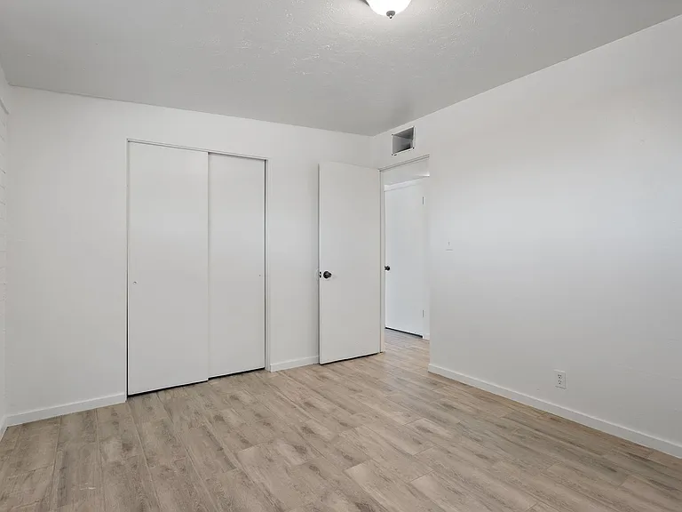 1515 E Blacklidge Dr — Photo 5