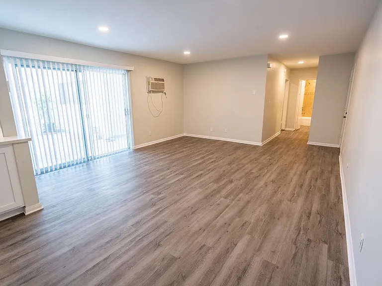 1635 North Martel Avenue — Photo 27