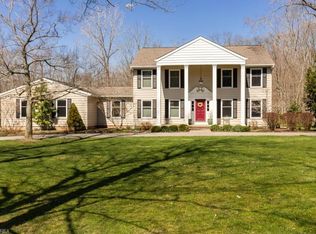 9820 Whisper Wood Cir, Chagrin Falls, OH