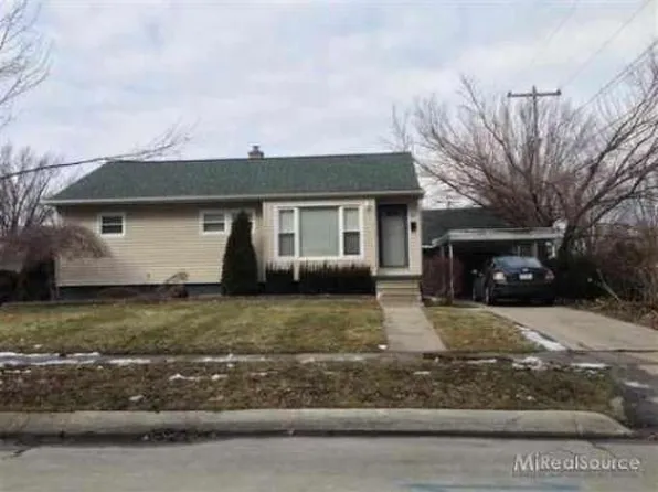 559 Chippewa Rd, Mount Clemens, MI 48043