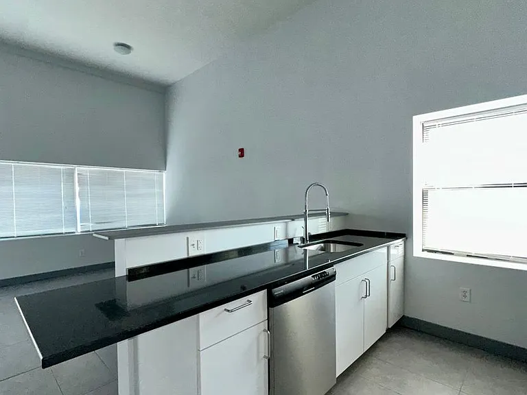 414 Crown St — Photo 4
