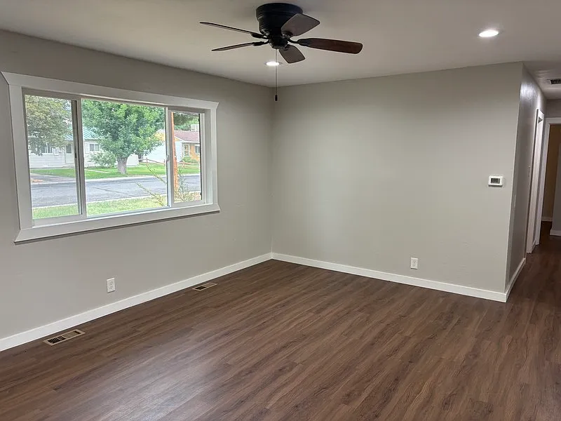 3 bed, 1.0 bath, 960 sqft, $1,900 — Photo 4