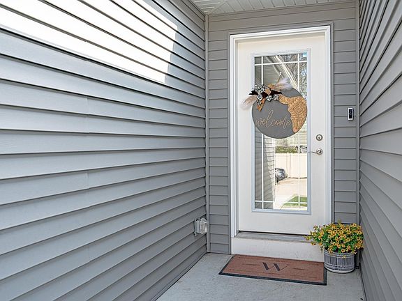 3rd image of 634 Meredith Ln