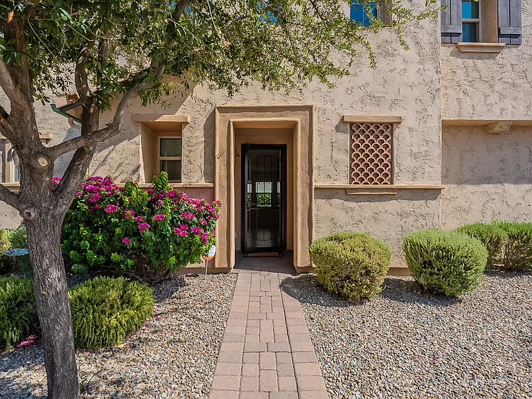 4644 E Beck Ln — Photo 2