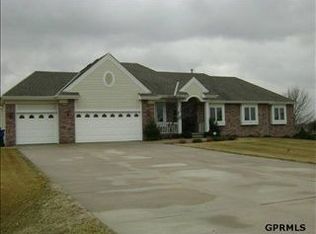 16511 Crestfield Dr, Omaha, NE 68136