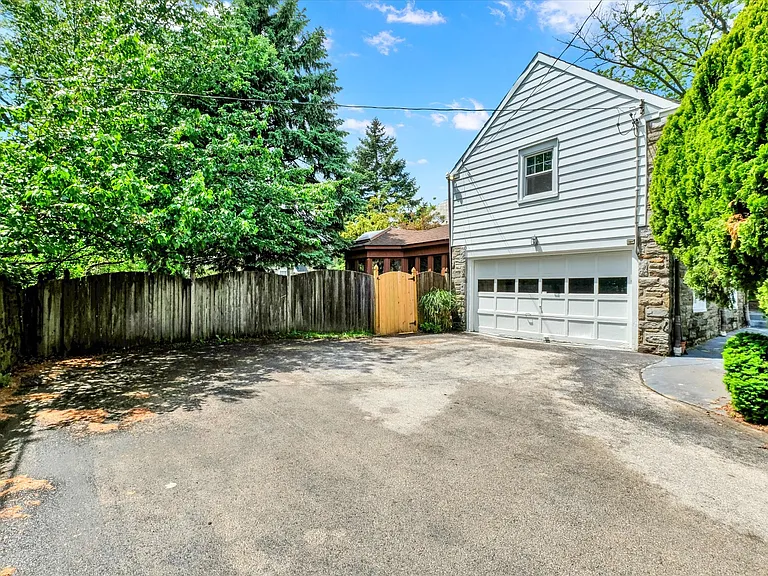 Driveway with room for 8+ cars
