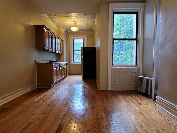 2nd image of 881 Saint Johns Pl APT 1