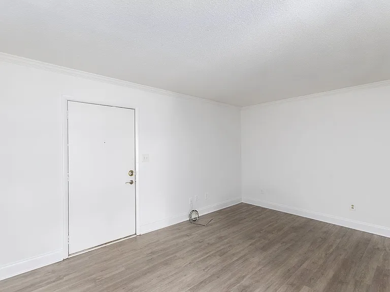 5th Avenue Apartments — Photo 42