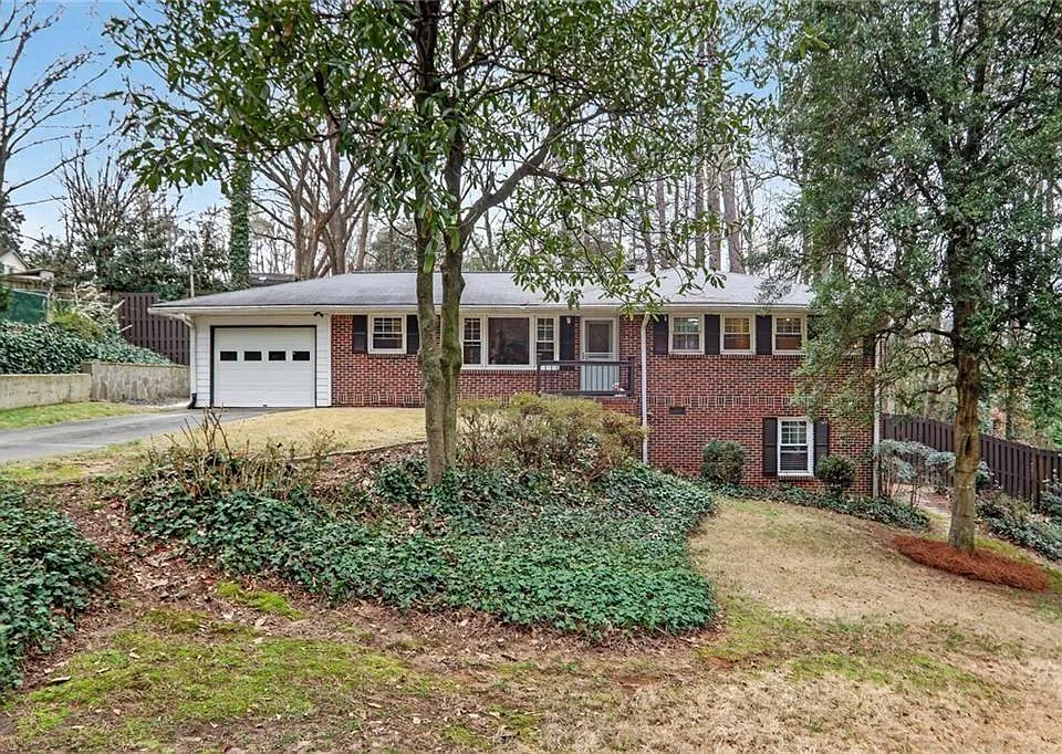 2560 Skyland Trl NE