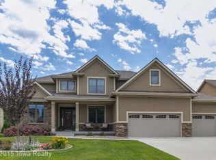 8812 Wooded Point Dr, Johnston, IA 50131