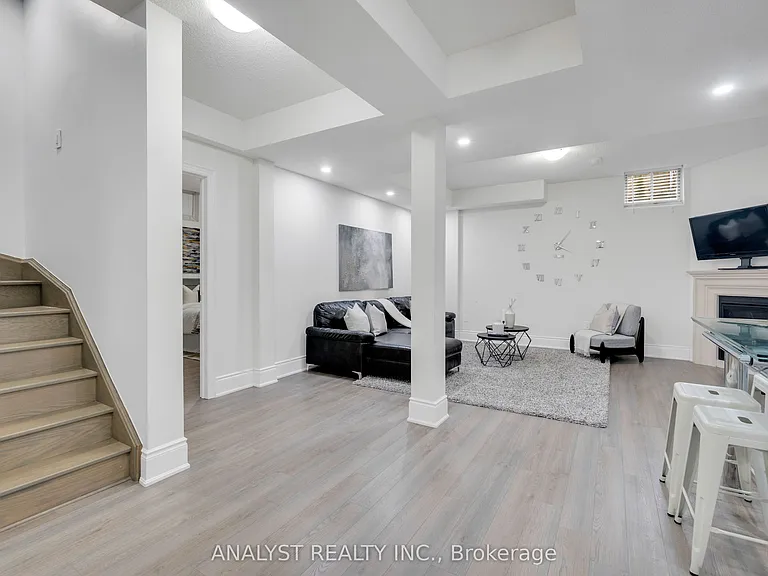 61 Ross Vennare Cres — Photo 38