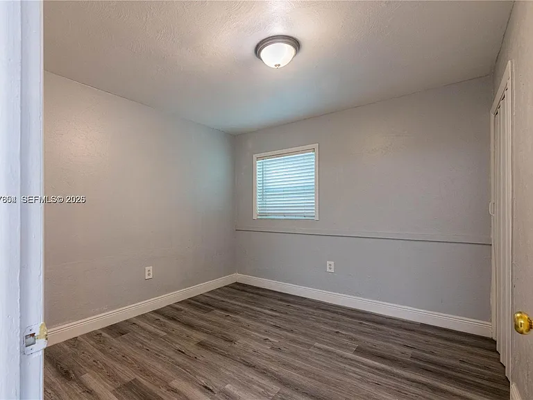 327 SW 20th St #3 — Photo 4