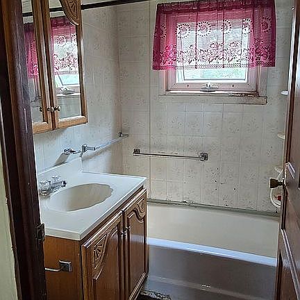 2nd image of 148 Baiker St