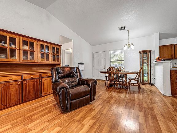 5th image of 909 SW 153rd St