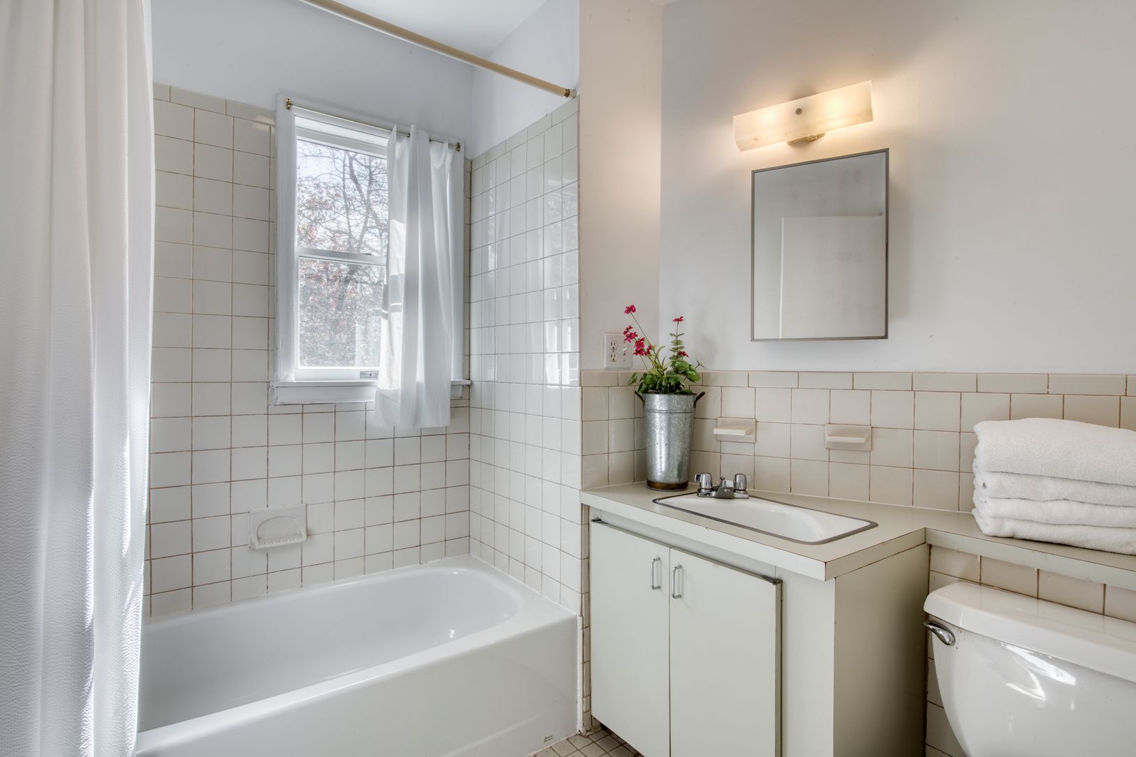  Hall Bath - Upper Level 