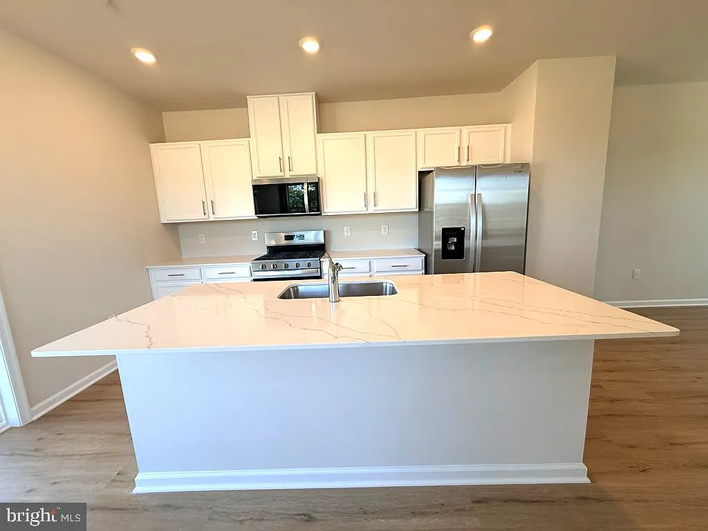 3 bed, 2.5 bath, 1962 sqft, $3,000 — Photo 3