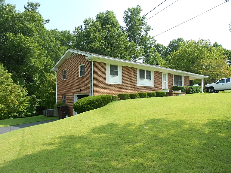 313 Royal Dr — Photo 1