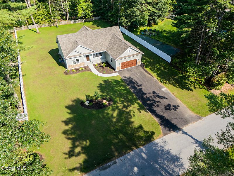 3rd image of 10 Wolfe Road