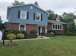 113 Meadowbrook Rd, Orchard Park, NY 14127