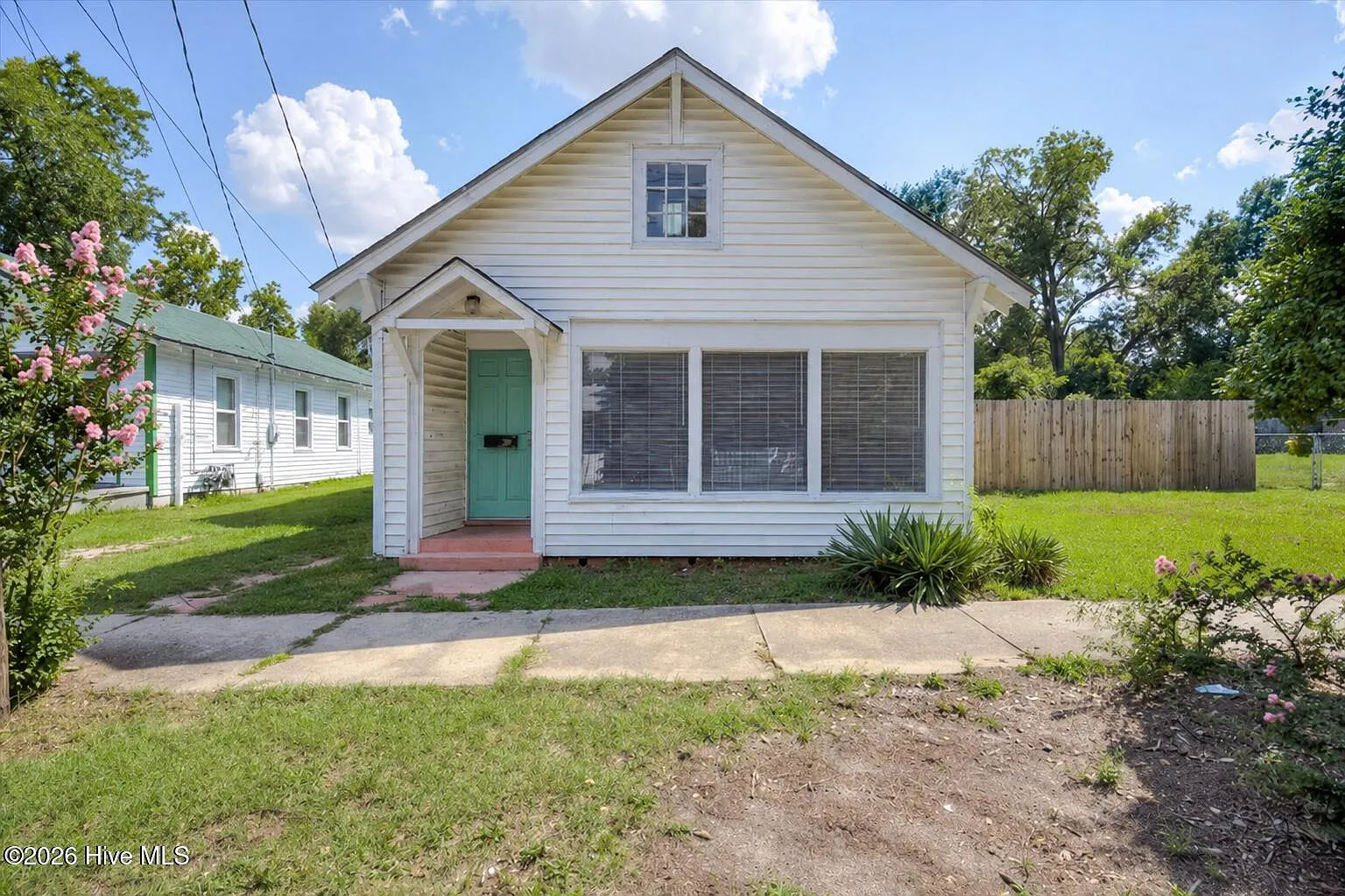 2 bed, 1.0 bath, 2672 sqft, $1,050 — Photo 1