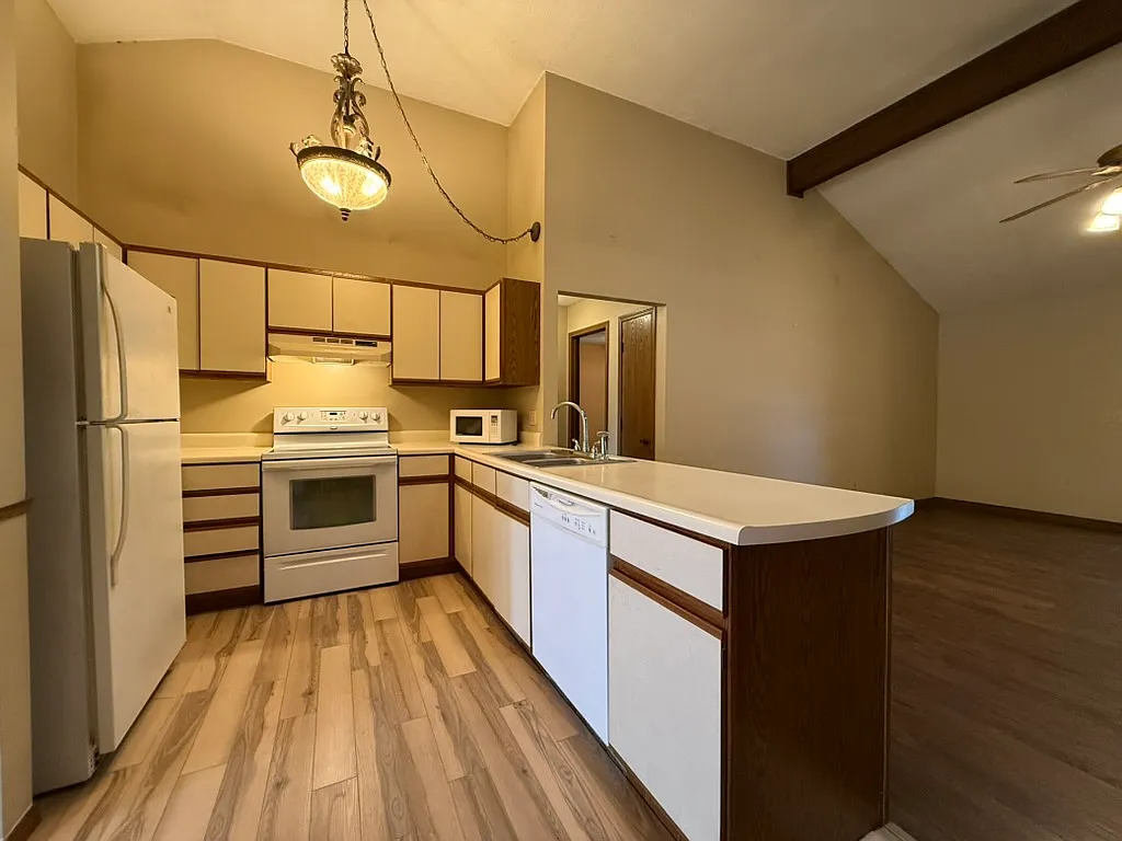 2 bed, $1,300 — Photo 3