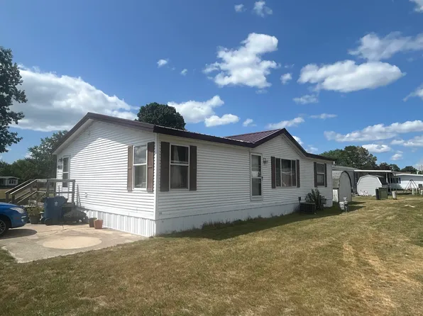 1219 Royal Dr, Fremont, MI 49412