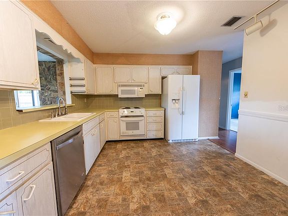 5th image of 3010 Oxford Dr W