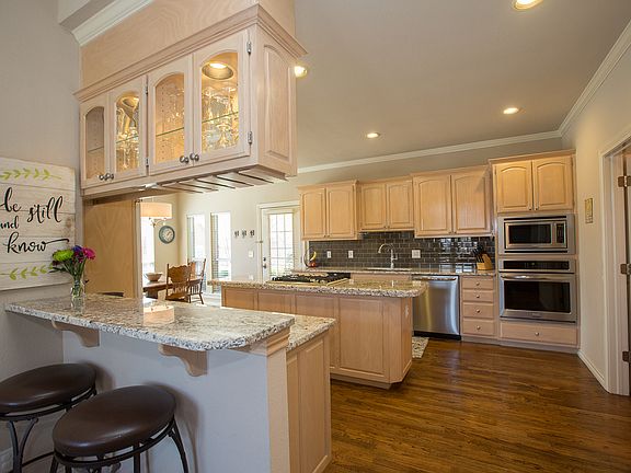 Newly updated granite island Kitchen