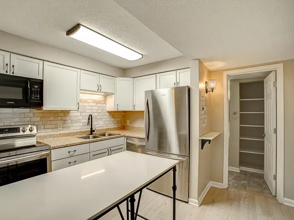 2680 Oxford St N APT 132, Roseville, MN 55113