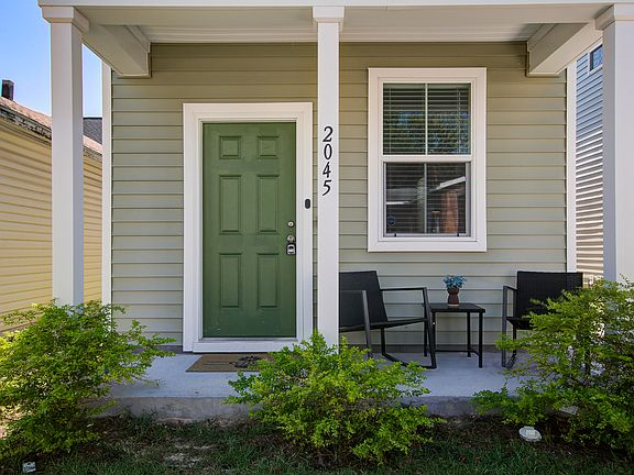 3rd image of 2045 Arbutus Ave